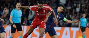 Čtvrtfinále Ligy mistrů 2025/26: Zleva záložník Liverpoolu Ryan Gravenberch a Marquinhos, obránce PSG