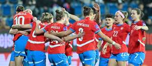 Češky se radují z gólu proti Walesu