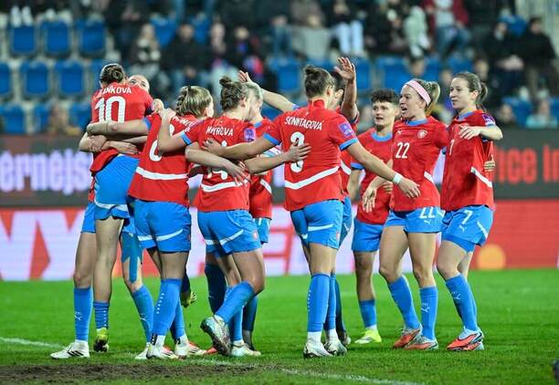 Češky se radují z&nbsp;gólu proti Walesu