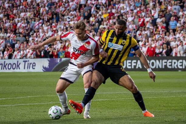 Čtvrtfinále Konferenční ligy 2025/26: Alemão, útočník klubu Rayo Vallecano (vlevo), svádí souboj o&nbsp;míč s&nbsp;athénským forvardem Aboubakarym Koïtou