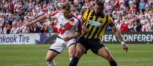 Čtvrtfinále Konferenční ligy 2025/26: Alemão, útočník klubu Rayo Vallecano (vlevo), svádí souboj o míč s athénským forvardem Aboubakarym Koïtou