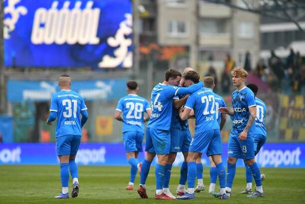 Hráči Mladé Boleslavi slaví gól do sítě Dukly