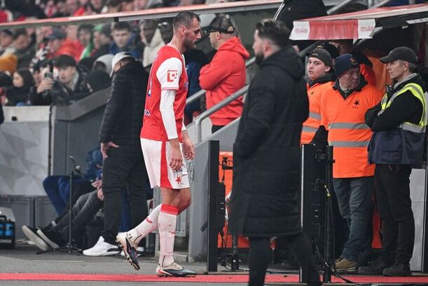 Tomáš Chorý odchází do kabin po červené kartě s Plzní