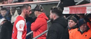 Tomáš Chorý odchází do kabin po červené kartě s Plzní