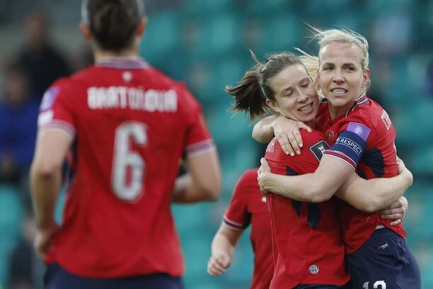 Antonie Stárová a&nbsp;Klára Cahynová se radují z&nbsp;branky