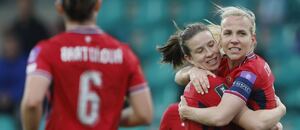 Antonie Stárová a Klára Cahynová se radují z branky