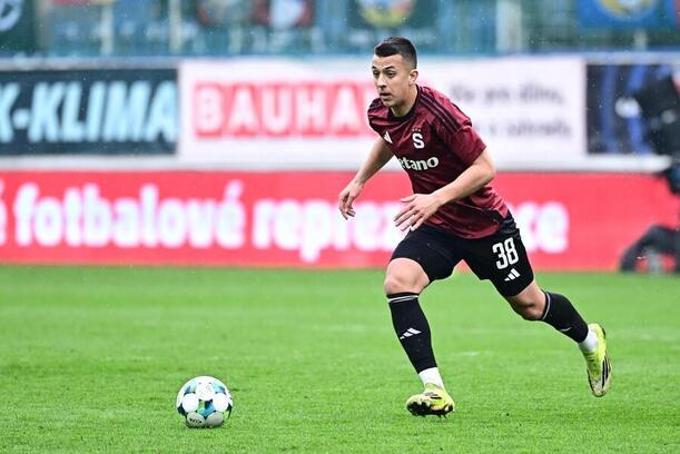 Sparťan Hugo Sochůrek během zápasu v&nbsp;Teplicích