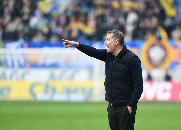 Trenér Sparty Brian Priske během utkání v&nbsp;Teplicích