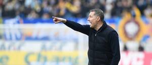 Trenér Sparty Brian Priske během utkání v Teplicích