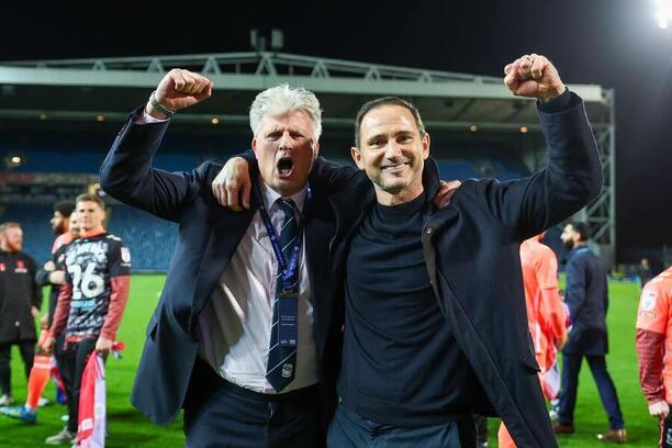 Majitel Doug King a trenér Frank Lampard slaví postup Coventry