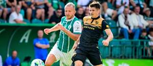 Útočník Bohemians 1905 Václav Drchal bojuje o balon s Davidem Buchtou, ostravským záložníkem