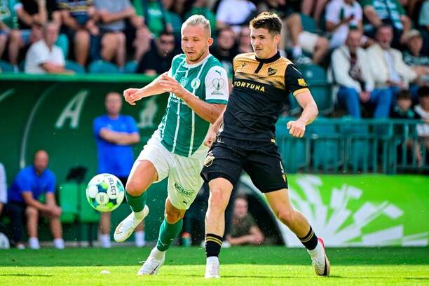 Útočník Bohemians 1905 Václav Drchal bojuje o&nbsp;balon s&nbsp;Davidem Buchtou, ostravským záložníkem