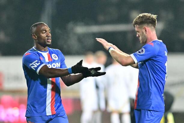 Osmifinále MOL Cupu 2025/26: Na fotce dvojice z&nbsp;Artisu Brno Kúadrí Adébajó Adediran a&nbsp;Daniel Samek