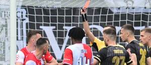 Bořil s červenou, koledují si sešívaní?