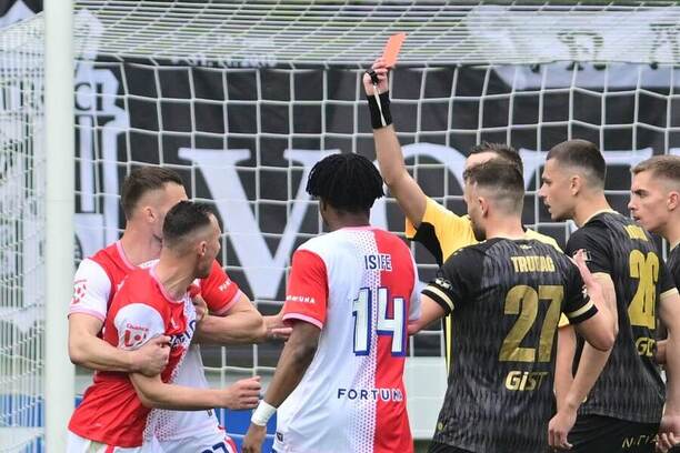 Bořil s červenou, koledují si sešívaní?