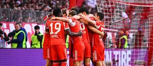 Hráči Bayernu slaví gól do sítě Stuttgartu