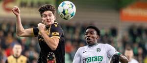 Klání 18. kola Chance Ligy - Na fotce v souboji ostravský obránce Karel Pojezný a Sahmkou Camara, bek ve službách Karviné