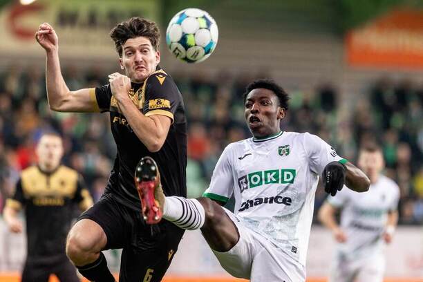 Klání 18. kola Chance Ligy - Na fotce v&nbsp;souboji ostravský obránce Karel Pojezný a&nbsp;Sahmkou Camara, bek ve službách Karviné