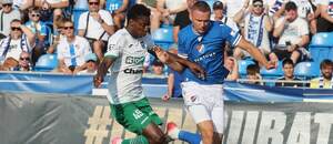 Zápas 4. kola Chance Ligy: Souboj o míč mezi karvinským obráncem Sahmkouem Camarou a Ladislavem Almásim, útočníkem Baníku Ostrava