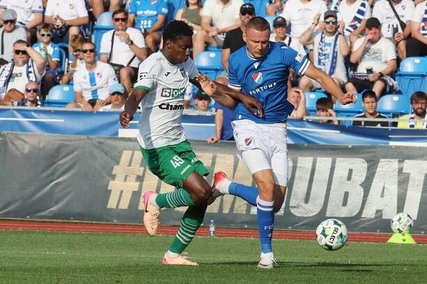 Zápas 4.&nbsp;kola Chance Ligy: Souboj o&nbsp;míč mezi karvinským obráncem Sahmkouem Camarou a&nbsp;Ladislavem Almásim, útočníkem Baníku Ostrava