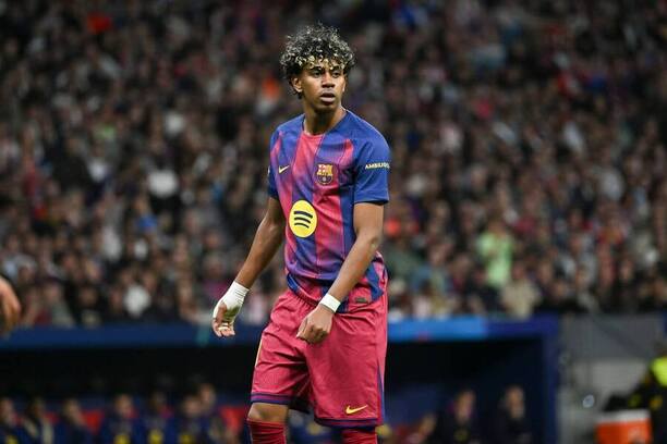 Lamine Yamal během zápasu Barcelony na hřišti Atétika Madrid