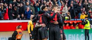 Fotbalisté Leverkusenu slaví branku do sítě Bayernu, 26. kolo Bundesligy 2025–26