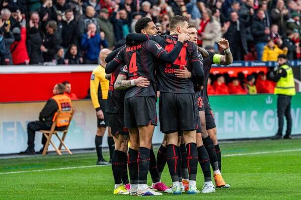 Fotbalisté Leverkusenu slaví branku do sítě Bayernu, 26. kolo Bundesligy 2025–26