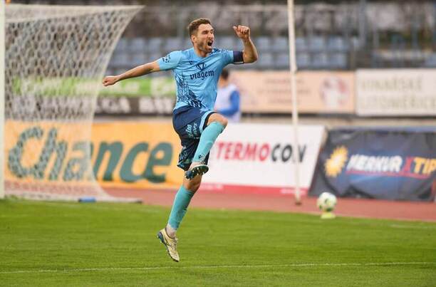 Záložník Ústí nad Labem Daniel Richter slaví gól do sítě Chrudimi