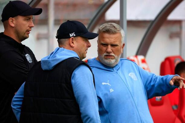 Trenér Zbrojovky Martin Svědík se svým asistentem Jiřím Saňákem