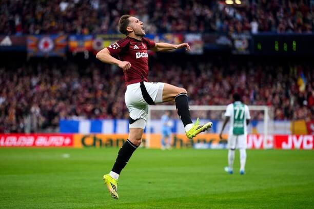 Sparťan Jan Kuchta slaví gól do sítě Jablonce