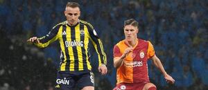 Turecké Superfinále 2026: Zleva na snímku útočník Fenerbahce Kerem Akturkoglu a Roland Sallai, obránce ve službách Galatasaraye