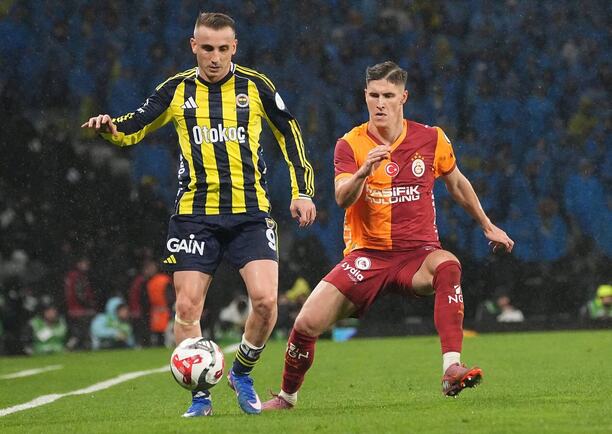 Turecké Superfinále 2026: Zleva na snímku útočník Fenerbahce Kerem Akturkoglu a&nbsp;Roland Sallai, obránce ve službách Galatasaraye