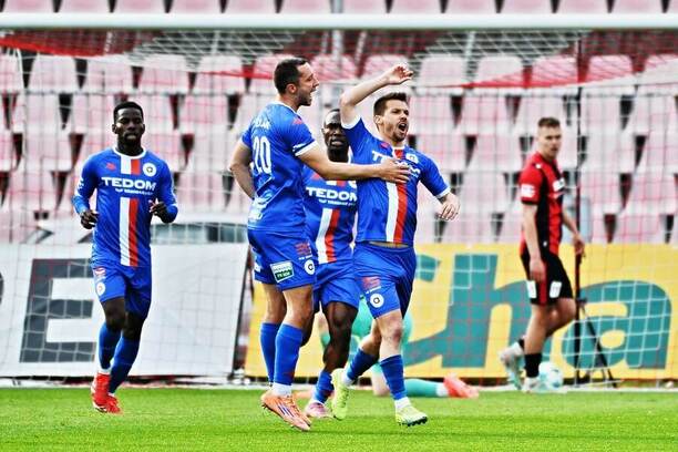 Hráči Artisu Brno slaví gól do sítě Táborska