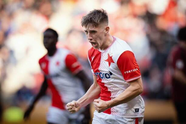 Eliáš Piták, obránce Slavie B, slaví gól