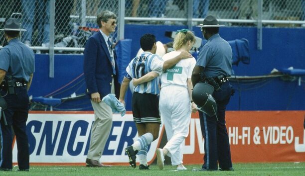 Diego Armando Maradona patří mezi slavné hříšníky