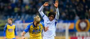Duel 16. kola Chance Ligy 2025/26 - zleva na snímku záložník Teplic Matej Riznič a Ibrahim Abdullahi Bewene, útočník Baníku
