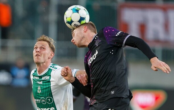 David Zima v&nbsp;hlavičkovém souboji s&nbsp;Davidem Puškáčem