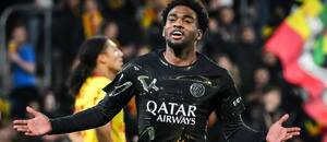 Ibrahim Mbaye z PSG slaví gól do sítě Lens