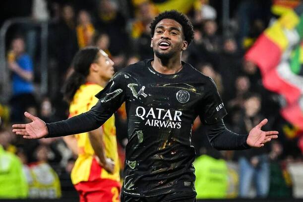 Ibrahim Mbaye z PSG slaví gól do sítě Lens