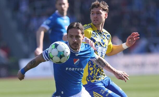 25. kolo Chance Ligy 2025/26: Zleva na fotce Daniel Holzer (Baník Ostrava) a&nbsp;Stanislav Petruta (Zlín)