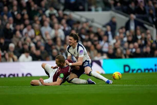 V Premier League se o sestupujících rozhodne mezi Tottenhamam a West Hamem
