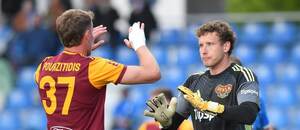 Fotbalisté Dukly Marios Purzitidis a Hugo Jan Bačkovský