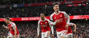 Fotbalisté Arsenalu se radují z gólu do sítě Burnley, 37. kolo Premier League 