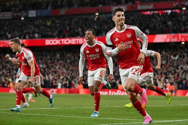 Fotbalisté Arsenalu se radují z gólu do sítě Burnley, 37. kolo Premier League