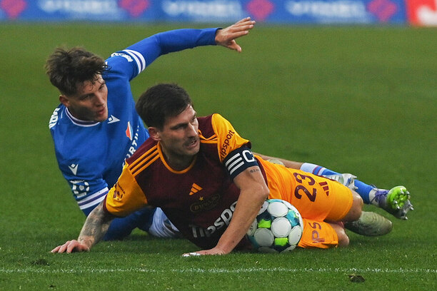 Střetnutí 17. kola Chance Ligy: Zleva na fotce útočník Baníku Ostrava Jakub Pira a&nbsp;Jaroslav Svozil, obránce Dukly Praha