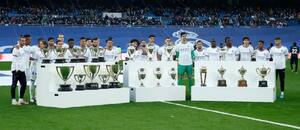 Hráči Realu Madrid u trofejí s podílem Paca Genta