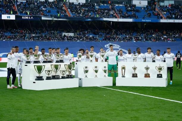 Hráči Realu Madrid u trofejí s podílem Paca Genta