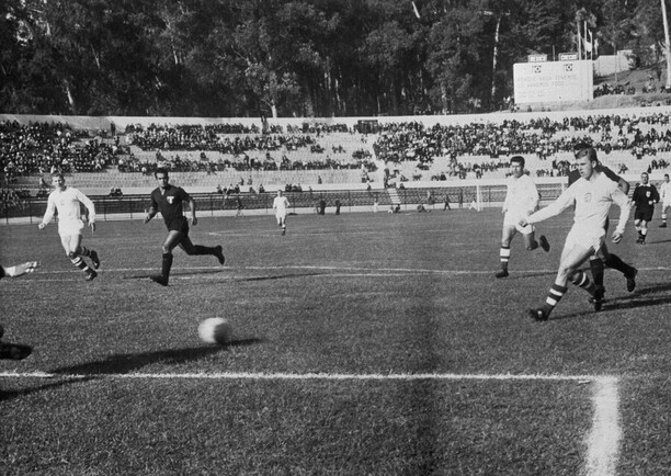 Václav Mašek střílí Mexiku branku na 1:0 (MS 1962)
