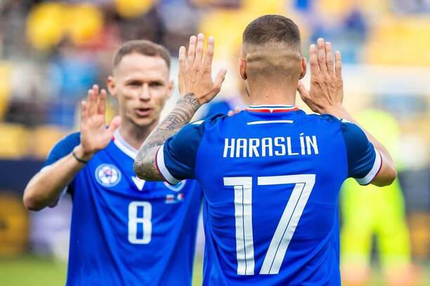 Ondrej Duda a&nbsp;Lukáš Haraslín během výhry Slovenska nad Maltou