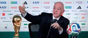 Prezident federace FIFA Gianni Infantino s trofejí pro mistra světa a oficiálním míčem MS 2026